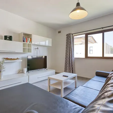 3 Bedroom With Balcony And Rotunda View