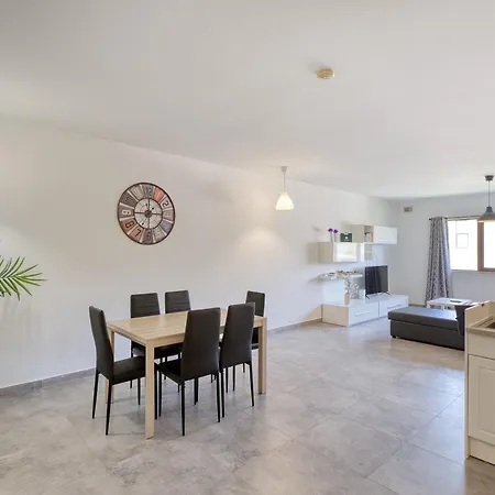 3 Bedroom With Balcony And Rotunda View *